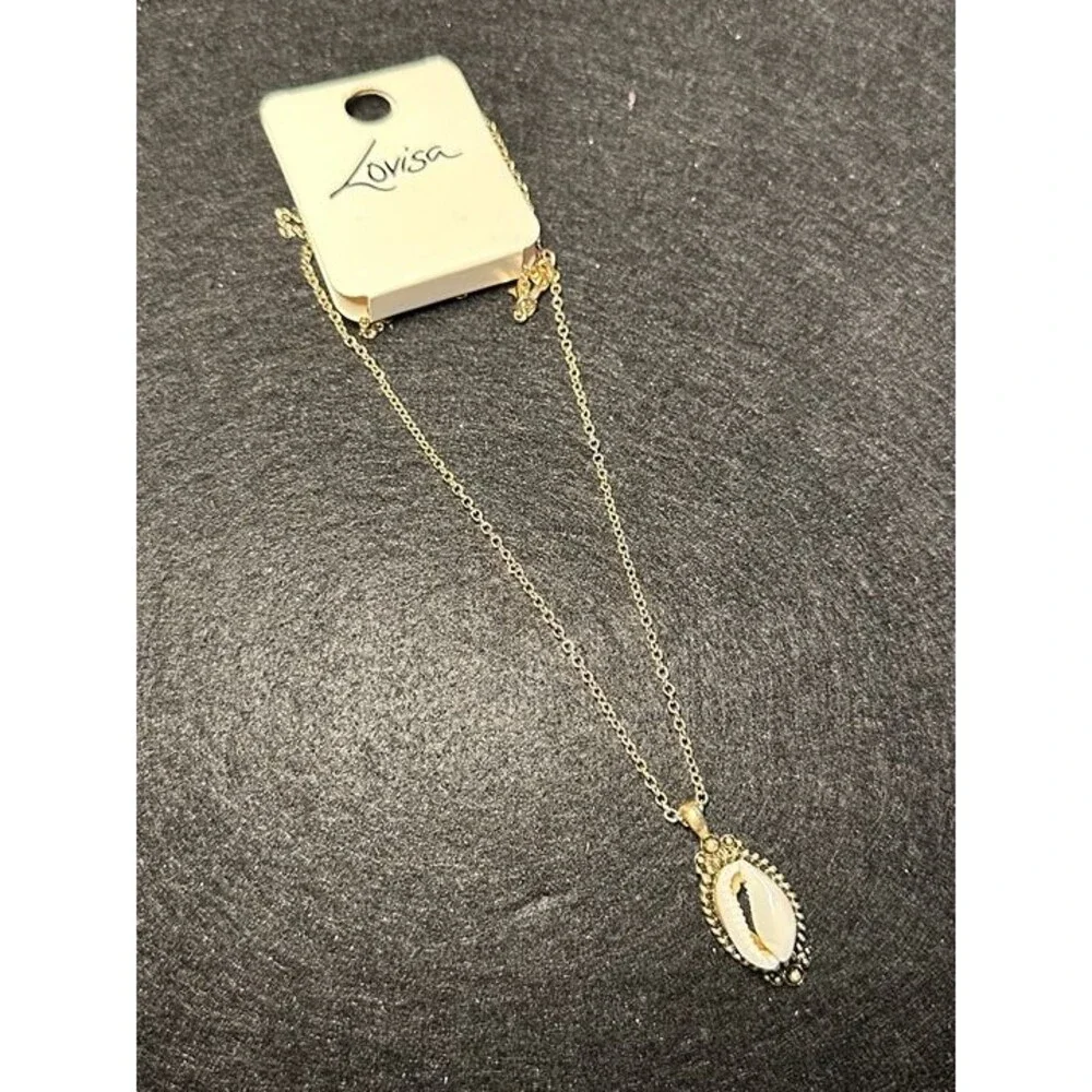 Lovisa Gold Tone Cowrie Shell Pendant Necklace Beach Boho Style New with Tags